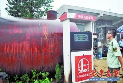 院里摆个罐办起加油站 紧靠铁路和工厂存隐患_新闻中心_新浪网