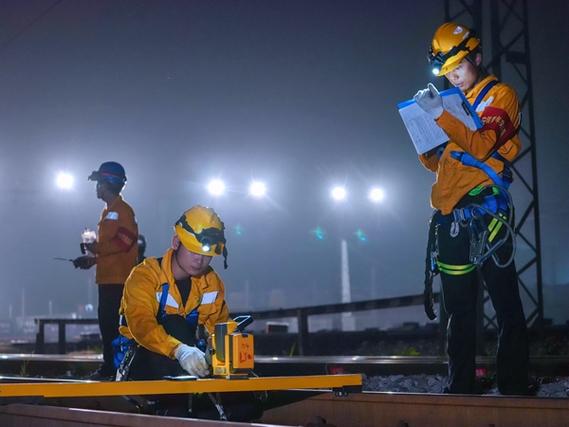南宁供电段扎实推进湘桂铁路集中修施工